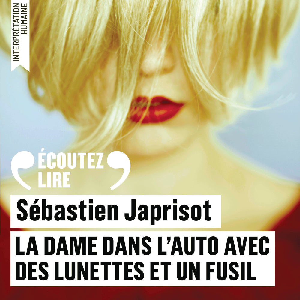 La dame dans l'auto avec des lunettes et un fusil