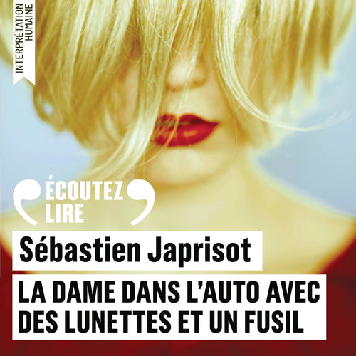 La dame dans l'auto avec des lunettes et un fusil